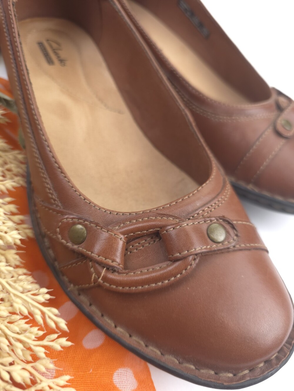 Clarks Women's Tan Leather Slip-On Flats 9.5m - Picture 3 of 8